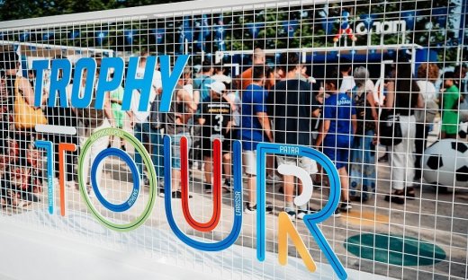 Ουρές από φιλάθλους για το τρόπαιο του Εuro 2004