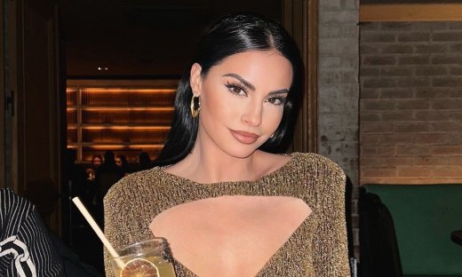 Έξαλλη η Δήμητρα Αλεξανδράκη με follower της: «Τραβάτε να ψηθείτε στο μεροκάματο να δείτε πώς είναι»