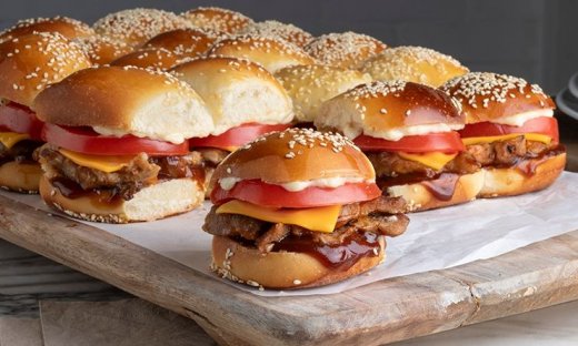 Slider buns με μπριζολάκια BBQ από τον Άκη Πετρετζίκη