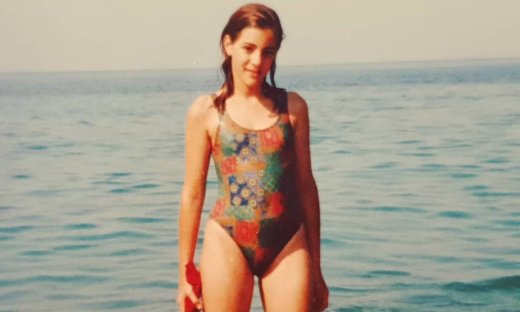 Την αναγνωρίζεις; Πασίγνωστη Ελληνίδα τραγουδίστρια σε μια φωτογραφία του 1994