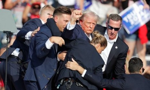 «Πάγωσε» ο πλανήτης με την απόπειρα δολοφονίας του Τραμπ - Σε βίντεο η στιγμή των πυροβολισμών!