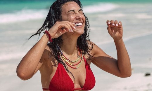 Ευγενία Σαμαρά: Κόβει την ανάσα στην παραλία με το κατακόκκινο μπικίνι της!