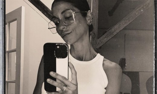 Καρβέλα: Το λευκό ντεπιές που μας προτείνει, είναι για τις πιο σικ εμφανίσεις στις διακοπές σου  