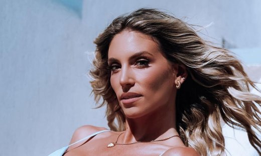 Οικονομάκου: Ξέγνοιαστες στιγμές στην Κρήτη με τα παιδιά της – Εντυπωσιάζει με animal print μπικίνι!