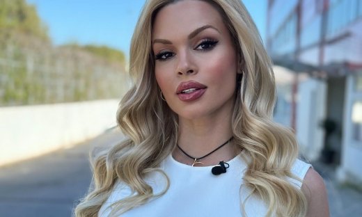 Βίκυ Κάβουρα: Η βόλτα με την 2,5 μηνών κόρη της - Η πόζα στον καθρέφτη του ασανσέρ