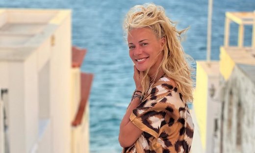 Η Ζέτα Μακρυπούλια είναι στην Άνδρο και λατρεύει τα ευφάνταστα χτενίσματα που έχει λόγω μελτεμιών!