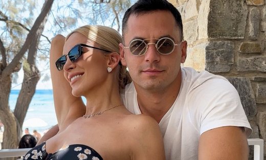 Κατερίνα Καινούργιου: Αυτή τη φωτογραφία με τον Παναγιώτη Κουτσουμπή έχει φόντο στο κινητό της