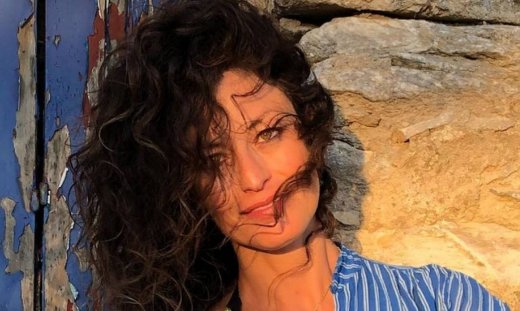 Η Δωροθέα Μερκούρη ποζάρει topless στην αμμουδιά – «Ξυπνάω και σκέφτομαι δυνατά»