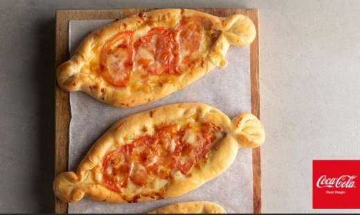 Πεϊνιρλί με κασέρι και ντομάτα από τον Άκη Πετρετζίκη