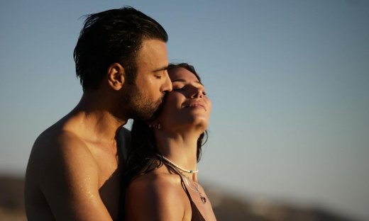 Σιμώνη Χριστοδούλου: Φόρεσε το μαγιό της και πόζαρε με φουσκωμένη κοιλίτσα στη παραλία