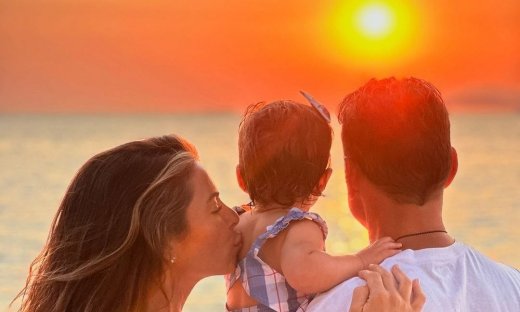 «Λατρεύω τη ζωή»-H νέα ανάρτηση της Μενούνος με την κόρη της & τον σύζυγό της στο ηλιοβασίλεμα