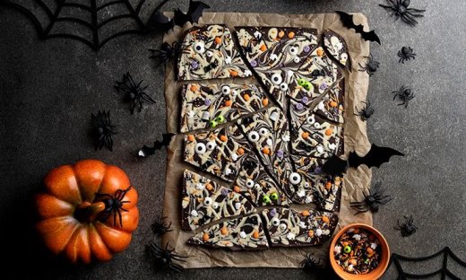 Halloween chocolate bark από τον Άκη Πετρετζίκη