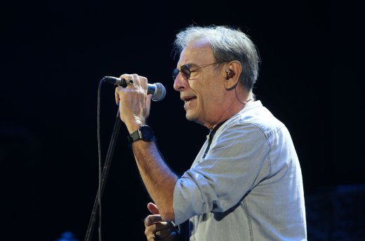 Διονύσης Τσακνής: Ο πολυδιάστατος καλλιτέχνης που σημάδεψε την ελληνική μουσική σκηνή