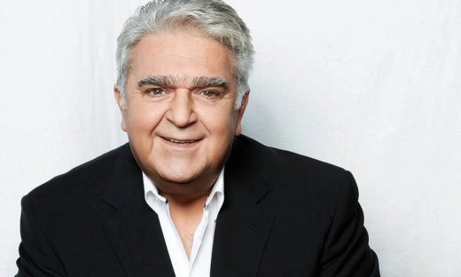 Ο Πασχάλης Τερζής σε παραλία τραγουδώντας με φίλους αγαπημένες επιτυχίες – Η σπάνια φωτογραφία!