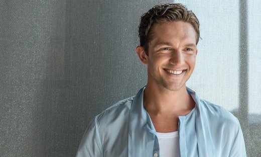 Να μ’ αγαπάς - Μιχαήλ Ταμπακάκης: Η ηλικία, οι σπουδές, η ψυχοθεραπεία και ο τηλεοπτικός Ορφέας