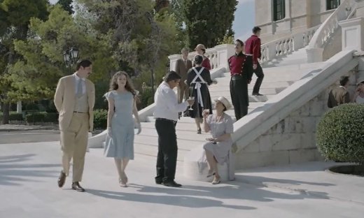 Αποκάλυψη τώρα! Δεν φαντάζεστε σε ποιο ιστορικό κτίριο ανήκει η είσοδος του Grand Hotel!