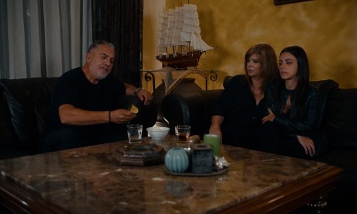 Η γη της ελιάς 4-8/11: Οι Βρεττάκοι πληροφορούνται ότι ο Ισίδωρος έχει πέσει θύμα απαγωγής