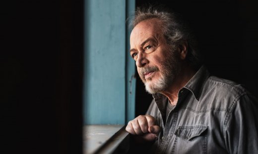 Ο Γρηγόρης Βαλτινός «εισβάλει»  στη «Γη της ελιάς» - Ας γνωρίσουμε τον Ανδρέα Βαρώτσο