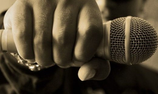 Η πρώτη αντίδραση του τραγουδιστή μετά τις πληροφορίες για καταγγελίες περί ασέλγειας