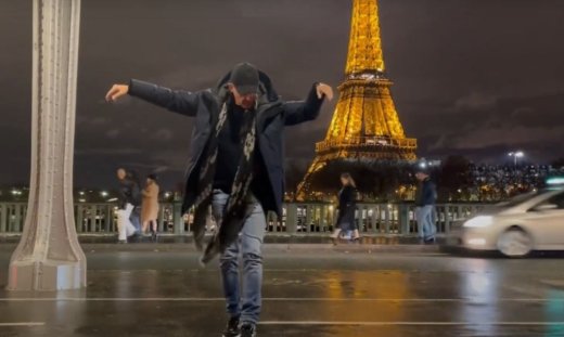 Νίκος Αλιάγας: Χορεύει τσάμικο μπροστά από τον Πύργο του Άιφελ - Το εντυπωσιακό βίντεο
