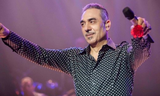 Νότης Σφακιανάκης: Δεν πήγε στην κηδεία της αδερφής του αλλά ραγίζουν καρδιές τα λόγια στο στεφάνι