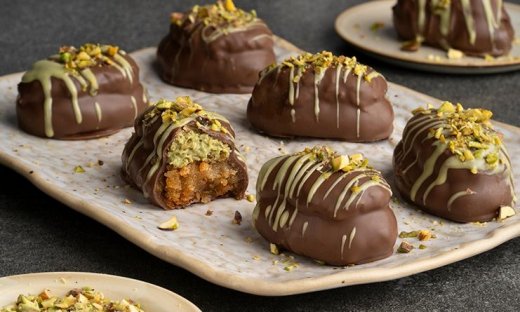 Η συνταγή για τα viral μελομακάρονα Dubai chocolate του Άκη Πετρετζίκη