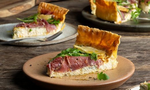 Αλμυρή τάρτα με γιαούρτι, blue cheese και προσούτο από τον Άκη Πετρετζίκη