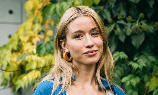 Ευθαλία Παπακώστα: Ο ρόλος στην «Παραλία», η απώλεια της μητέρας της & τα δύσκολα παιδικά χρόνια