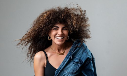 Μαρία Σολωμού: Αφέλειες και extensions – Το εντυπωσιακό hair look της λίγο πριν τα Χριστούγεννα!