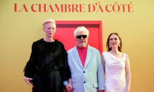 Τζούλιαν Μουρ: Δηλώνει θαυμάστρια του Αλμοδοβάρ, που όπως λέει, την ενέπνευσε στην καριέρα της