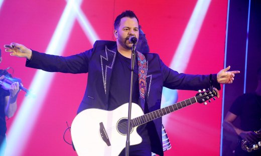 Ο Νίκος Απέργης επανέρχεται με το τραγούδι που ο Φοίβος «σφράγισε» τα ‘90s