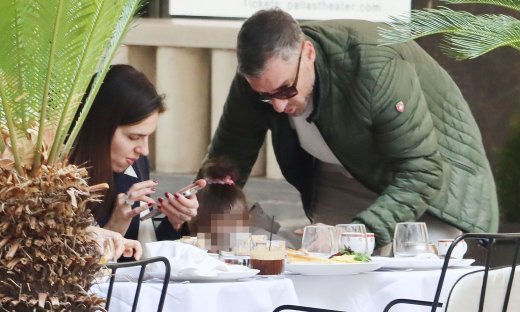 Γιούρκας Σεϊταρίδης-Μάιρα Παπαϊωάννου: Σπάνια δημόσια εμφάνιση με την κόρη τους στην Αθήνα