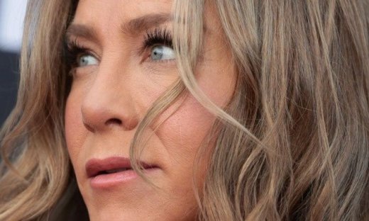 Η Άνιστον έχει συμφιλιωθεί απόλυτα με τον χρόνο: «Το δέρμα χαλαρώνει. Αλλά αυτό είναι φυσικό»