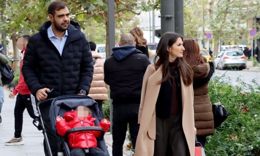 Παύλος Μαρινάκης-Κατερίνα Μαχαιριώτη: Βόλτα με τον γιο τους στο κέντρο της Αθήνας