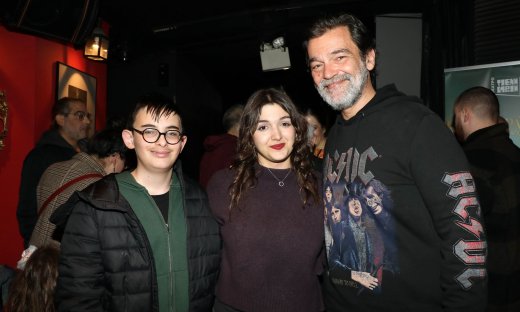 Κωνσταντίνος Καζάκος: Σπάνια δημόσια εμφάνιση με την αδελφή του, Ηλέκτρα και τον γιο του Ιάσονα!