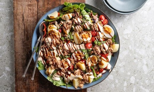 Σαλάτα νισουάζ με καπνιστό τόνο από τον Άκη Πετρετζίκη