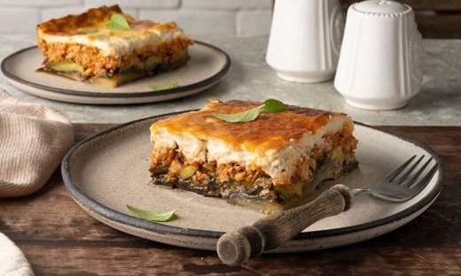 Light μουσακάς με μπεσαμέλ γιαουρτιού από τον Άκη Πετρετζίκη