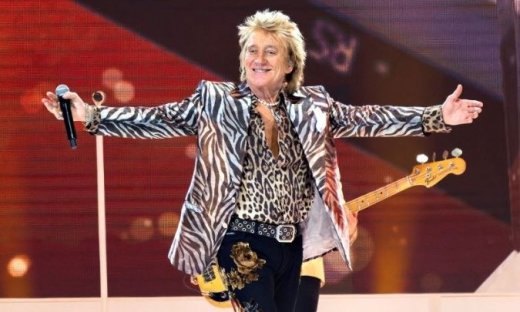 Ο Ροντ Στιούαρτ γιόρτασε τα 80α του γενέθλια με σούπερ εμφάνιση και εκκεντρικό στυλ!