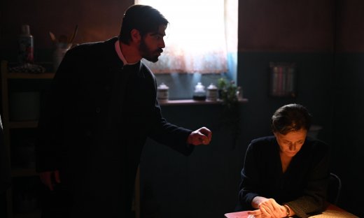 Ο Άγιος έρωτας επιστρέφει με διπλό επεισόδιο απόψε: Ο πατήρ Νικόλαος σε σύγκρουση με τη μητέρα του