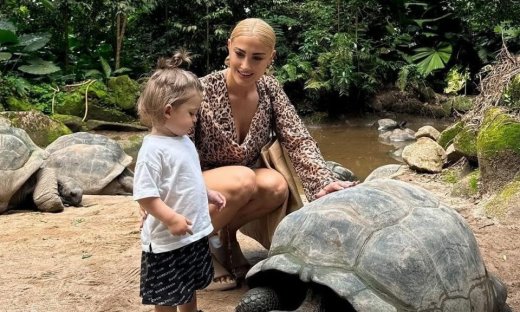 Ιωάννα Τούνη: Ένας τεράστιος παιδότοπος το σαλόνι της – Οι αγκαλιές και τα παιχνίδια με τον Πάρη