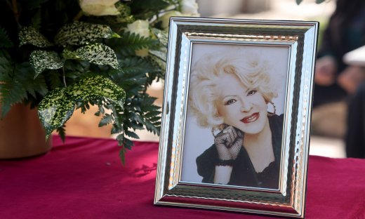 Kηδεία Καίτης Γκρέυ: Η συγκινητική αφίσα - «Ανέβηκες στο ψηλότερο βουνό και βρήκες τον Στέλιο»