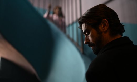 Άγιος έρωτας: Ο πατήρ Νικόλαος σώζει τελευταία στιγμή την Χλόη