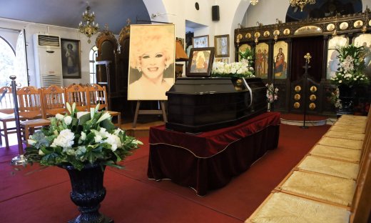 Κηδεία Καίτης Γκρέυ: Σε λαϊκό προσκύνημα η σορός της - Γιατί δεν παρευρέθηκε η οικογένειά της