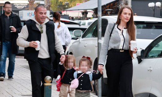 Μιχάλης Ζαμπίδης: Οικογενειακή έξοδος πλάι στη θάλασσα - Η σπάνια εμφάνιση με τις κόρες του!