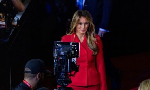 Μελάνια Τραμπ: Αυτό είναι το επίσημο πορτρέτο της πρώτης κυρίας των ΗΠΑ για τη δεύτερη θητεία της