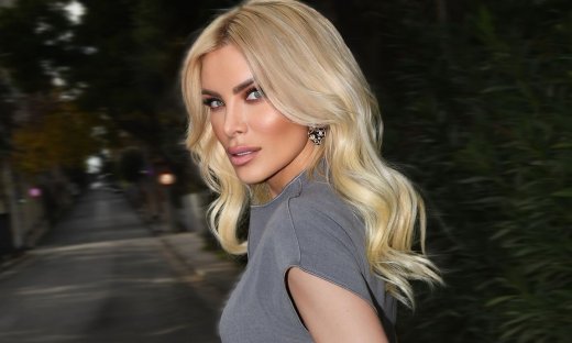 Καινούργιου: Γνωστή κυρία ήταν στο Σύνταγμα για τα Τέμπη & έλεγε «στείλε μου stories να φαίνομαι»