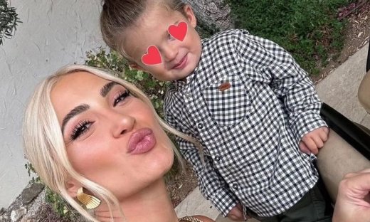 Ιωάννα Τούνη: Το νέο βίντεο με τον γιο της! Το «κρυφτό» στις κουρτίνες και τα πρώτα λογάκια του Πάρη