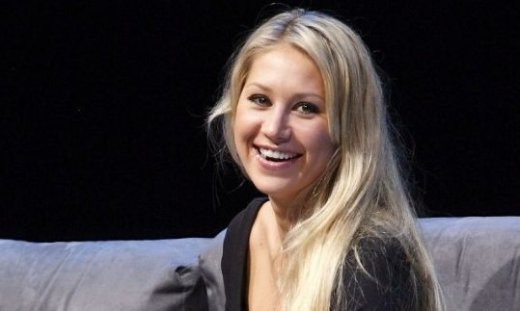 Η Άννα Κουρνίκοβα σε αναπηρικό αμαξίδιο! Η εμφάνιση που προκάλεσε ανησυχία