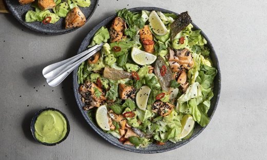 Σαλάτα με σολομό και αβοκάντο από τον Άκη Πετρετζίκη