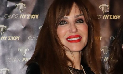 Νυχτοπερπατήματα για τη Βίκυ Χατζηβασιλείου με κατακόκκινο κραγιόν και total black outfit